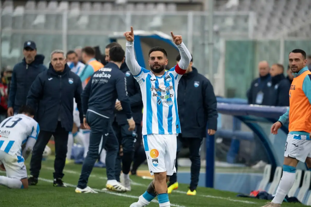 Lorenzo Insigne saluta il pubblico in campo con la divisa da gioco del Pescara.