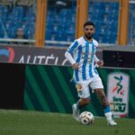 Lorenzo Insigne con indosso la tenuta di gioco da casa del Pescara corre mentre controlla il pallone della Serie B 2025/2026.