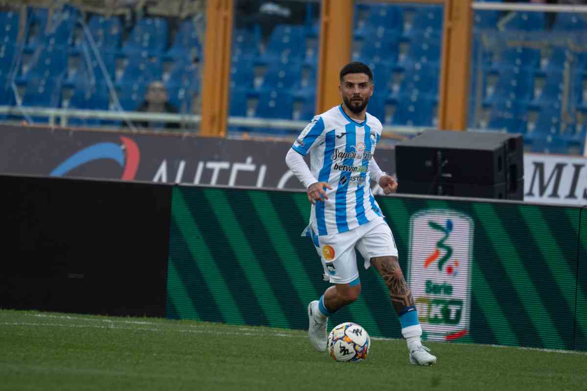 Lorenzo Insigne con indosso la tenuta di gioco da casa del Pescara corre mentre controlla il pallone della Serie B 2025/2026.