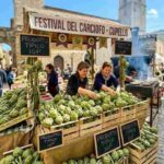 Festival del Carciofo a Cupello: stand gastronomico con prodotti tipici IGP e folla nel borgo durante il ponte del 25 aprile in Abruzzo.