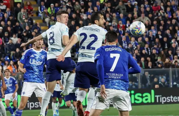 Momenti di gioco in Como-Inter di campionato con un duello tra l'interista Mkhitaryan ed il comasco Morata.