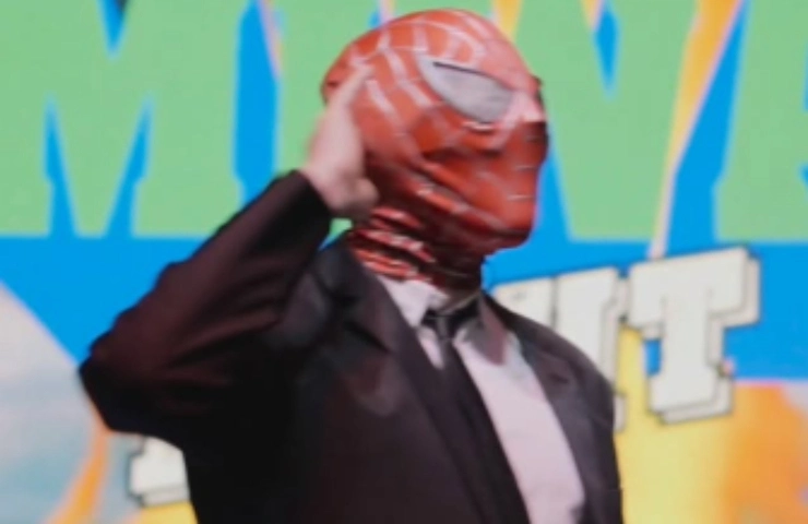 Un cosplayer di Spider-Man.