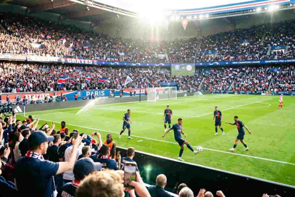 Panoramica stadio Parco dei Principi durante riscaldamento semifinale Champions League PSG contro Bayern Monaco, foto scattata da smartphone con tifosi sugli spalti.