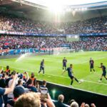 Panoramica stadio Parco dei Principi durante riscaldamento semifinale Champions League PSG contro Bayern Monaco, foto scattata da smartphone con tifosi sugli spalti.