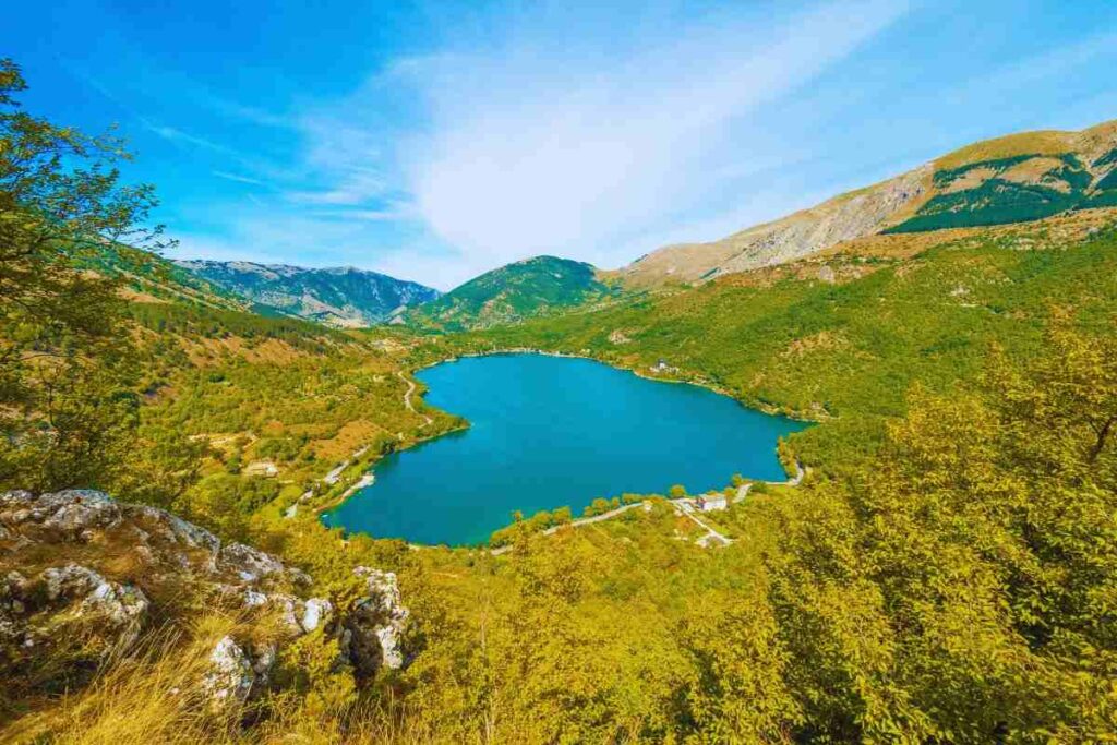 lago a forma di cuore