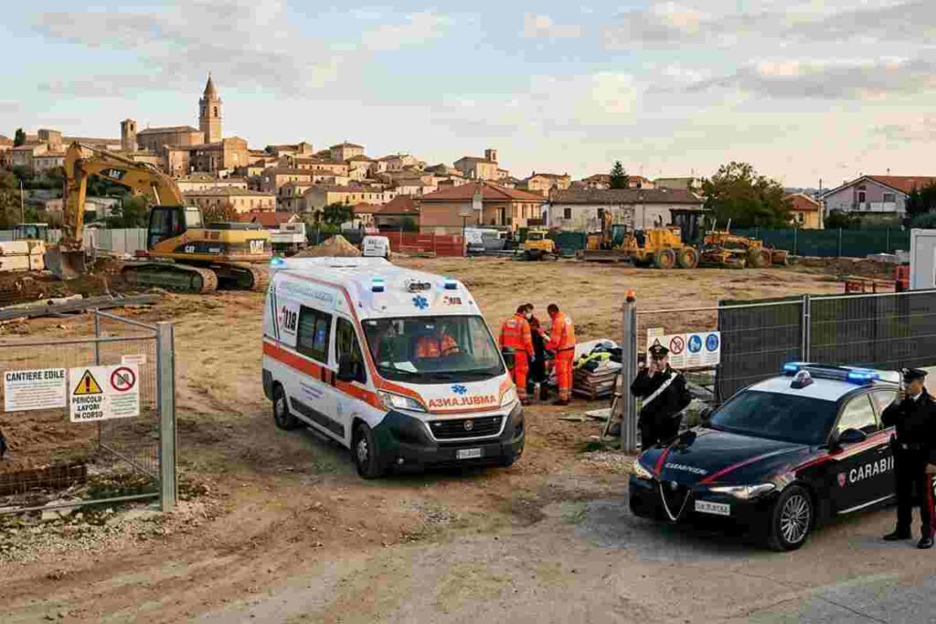 Ambulanza del 118 ed auto dei Carabinieri in un cantiere ad Atri per dare soccorso dopo un incidente.