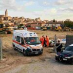 Ambulanza del 118 ed auto dei Carabinieri in un cantiere ad Atri per dare soccorso dopo un incidente.