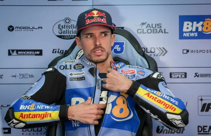 Alex Marquez in un momento di pausa ai box.
