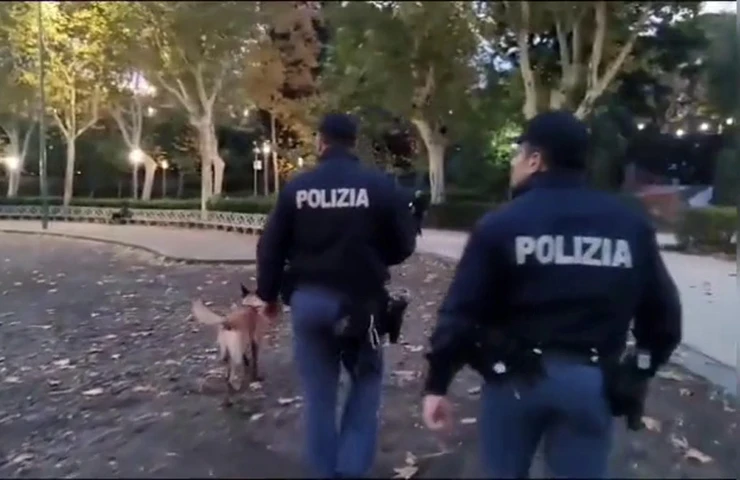 Due agenti della Polizia di Stato visti da dietro.