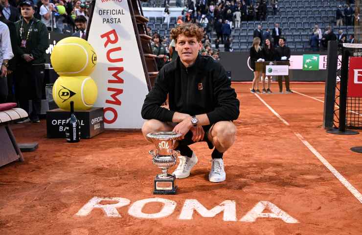 Jannik Sinner in posa con la coppa vinta agli Open di Roma sul campo rosso del Foto Italico.