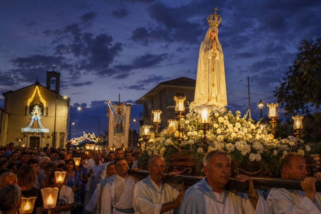 Processione serale della Festa Madonna di Fatima 2026 in Abruzzo con fedeli e fiaccole accese