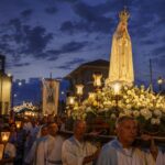 Processione serale della Festa Madonna di Fatima 2026 in Abruzzo con fedeli e fiaccole accese