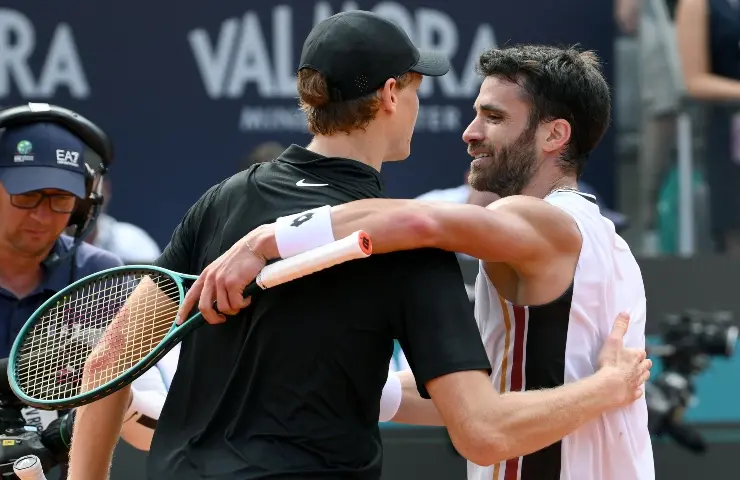 Jannik Sinner ed Andrea Pellegrino si abbracciano dopo l'incontro vinto agli Open di Roma dal primo.