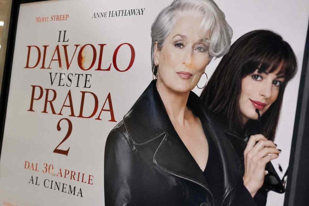 Poster realistico de Il Diavolo veste Prada 2 con Meryl Streep e Anne Hathaway in primo piano in un cinema moderno.