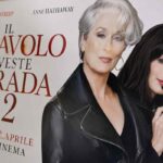 Poster realistico de Il Diavolo veste Prada 2 con Meryl Streep e Anne Hathaway in primo piano in un cinema moderno.