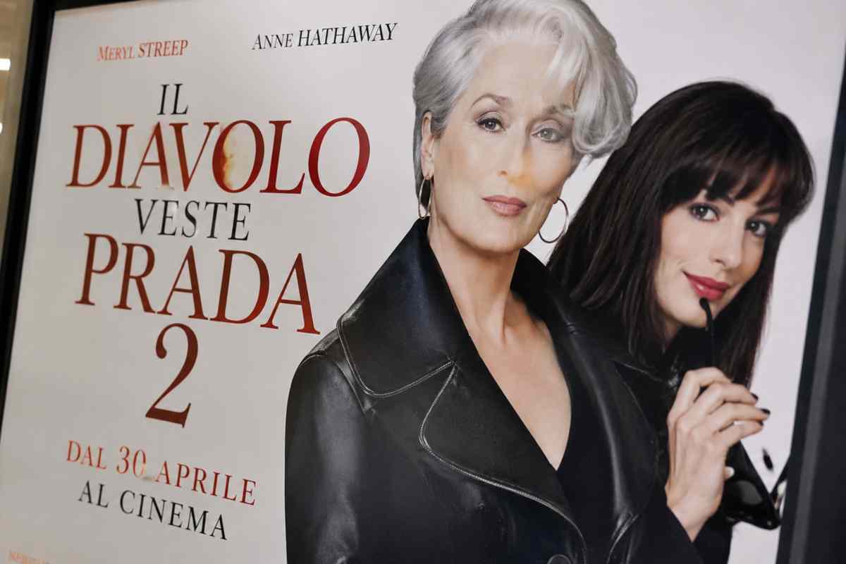 Poster realistico de Il Diavolo veste Prada 2 con Meryl Streep e Anne Hathaway in primo piano in un cinema moderno.