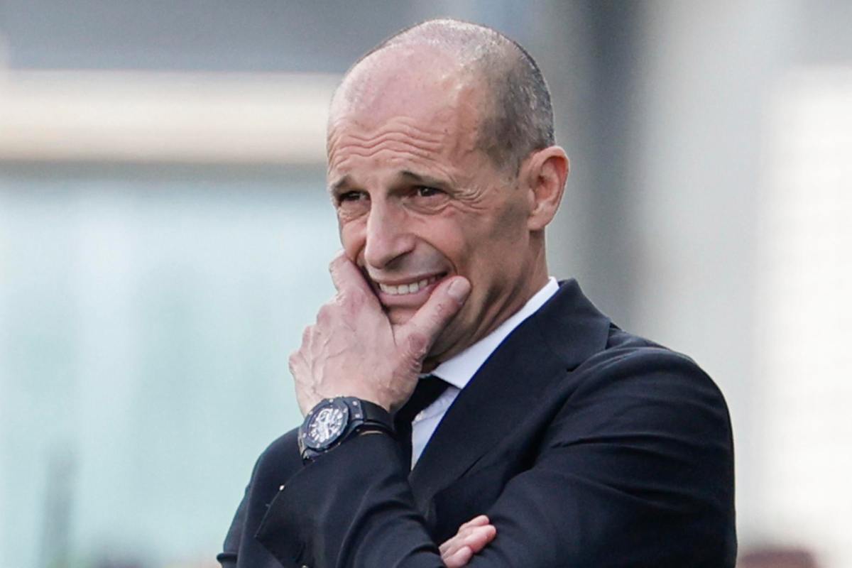 Massimiliano Allegri si tiene il mento mentre osserva una partita della sua squadra da bordo campo.