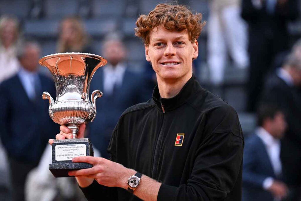 Jannik Sinner posa con il trofeo degli Internazionali di Roma 2026.