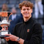 Jannik Sinner posa con il trofeo degli Internazionali di Roma 2026.