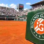 Un campo da tennis in terra battuta ed il logo del Roland Garros.