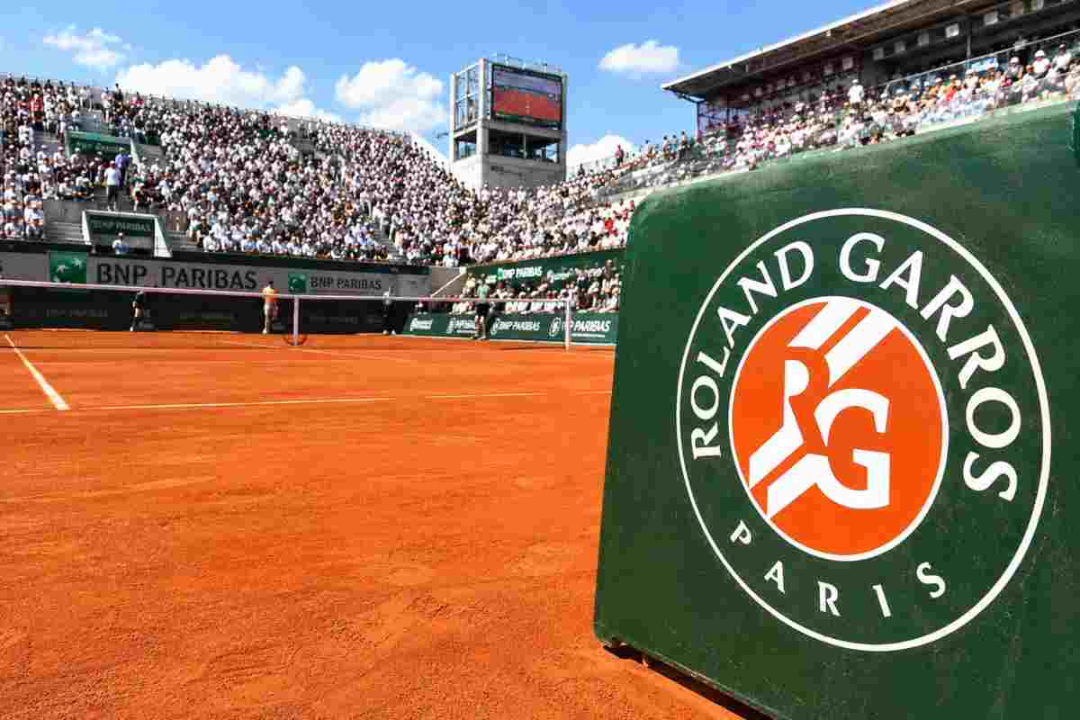 Un campo da tennis in terra battuta ed il logo del Roland Garros.