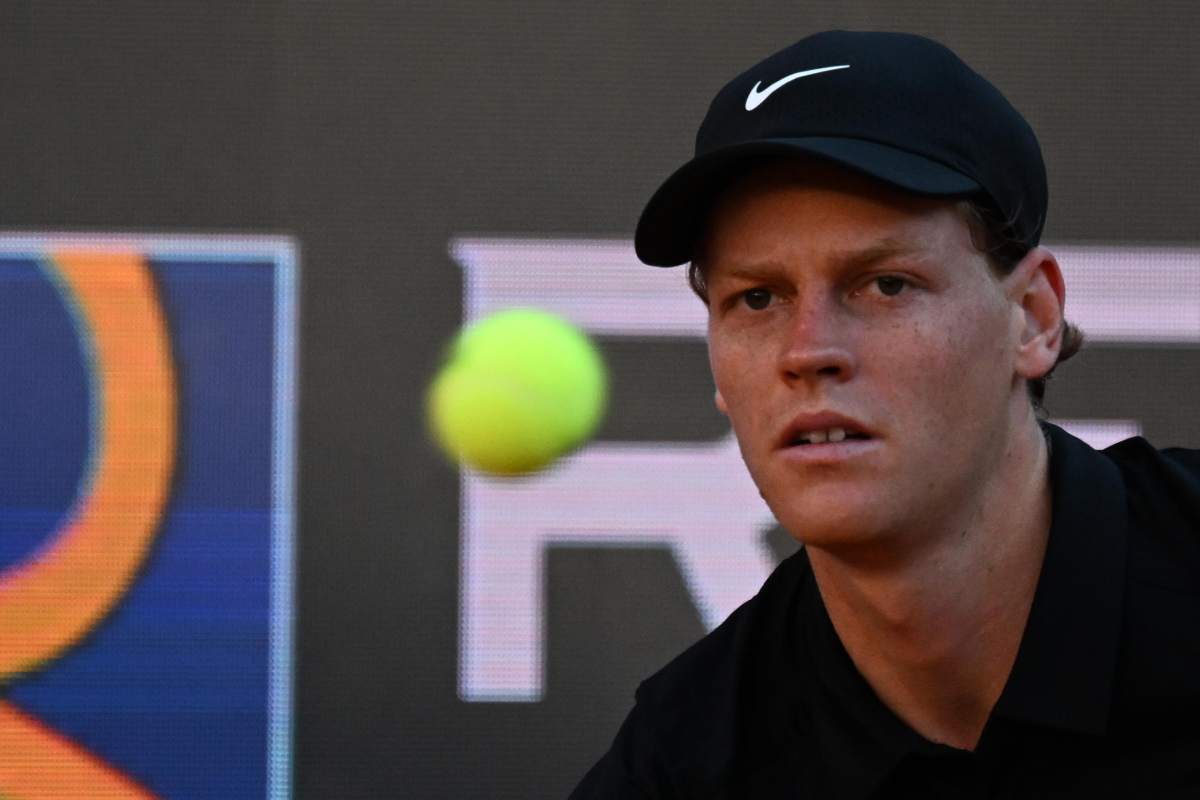 Jannik Sinner concentrato nel colpire la palla che viaggia verso lui.
