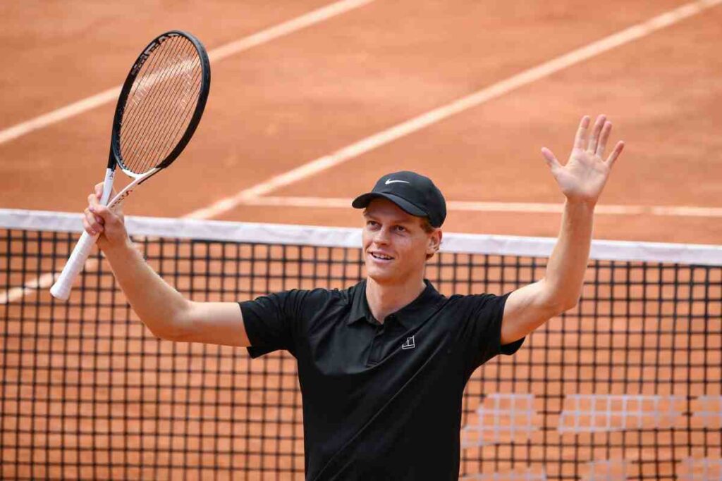 Jannik Sinner esulta dopo la sua vittoria in semifinale agli Internazionali di Roma 2026.