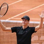 Jannik Sinner esulta dopo la sua vittoria in semifinale agli Internazionali di Roma 2026.