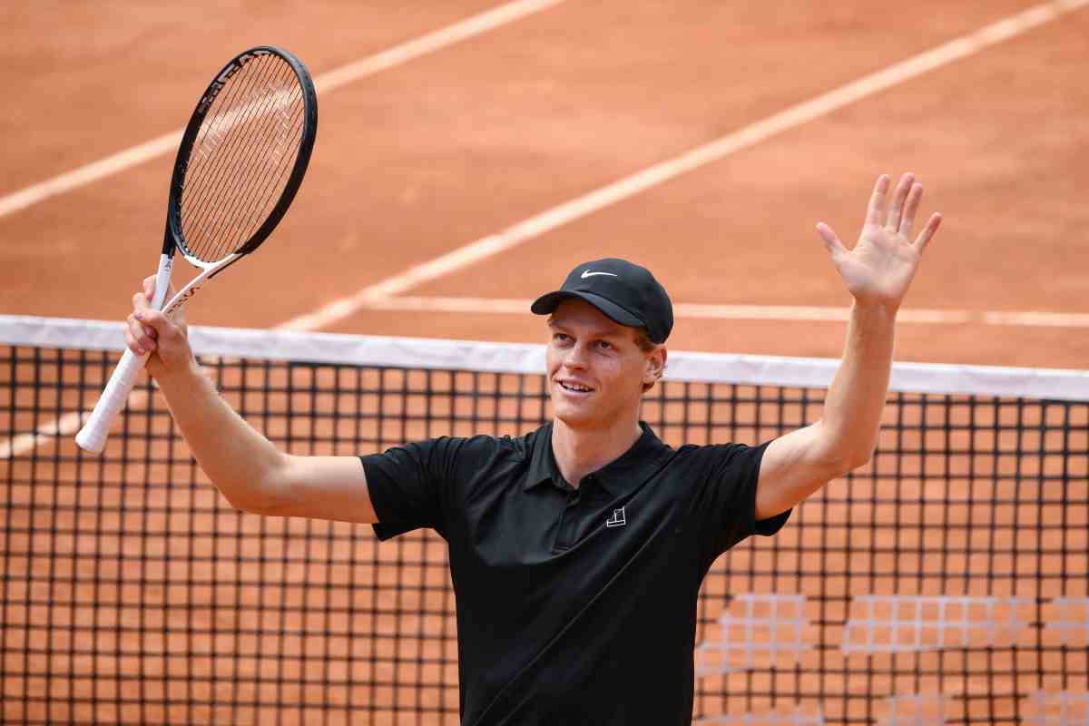 Jannik Sinner esulta dopo la sua vittoria in semifinale agli Internazionali di Roma 2026.