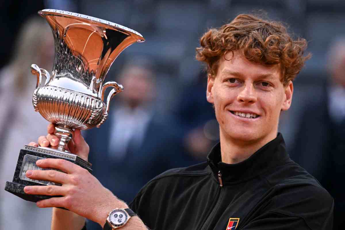 Jannik Sinner sorridente mentre regge la coppa di vincitore degli Internazionali di Roma di tennis.