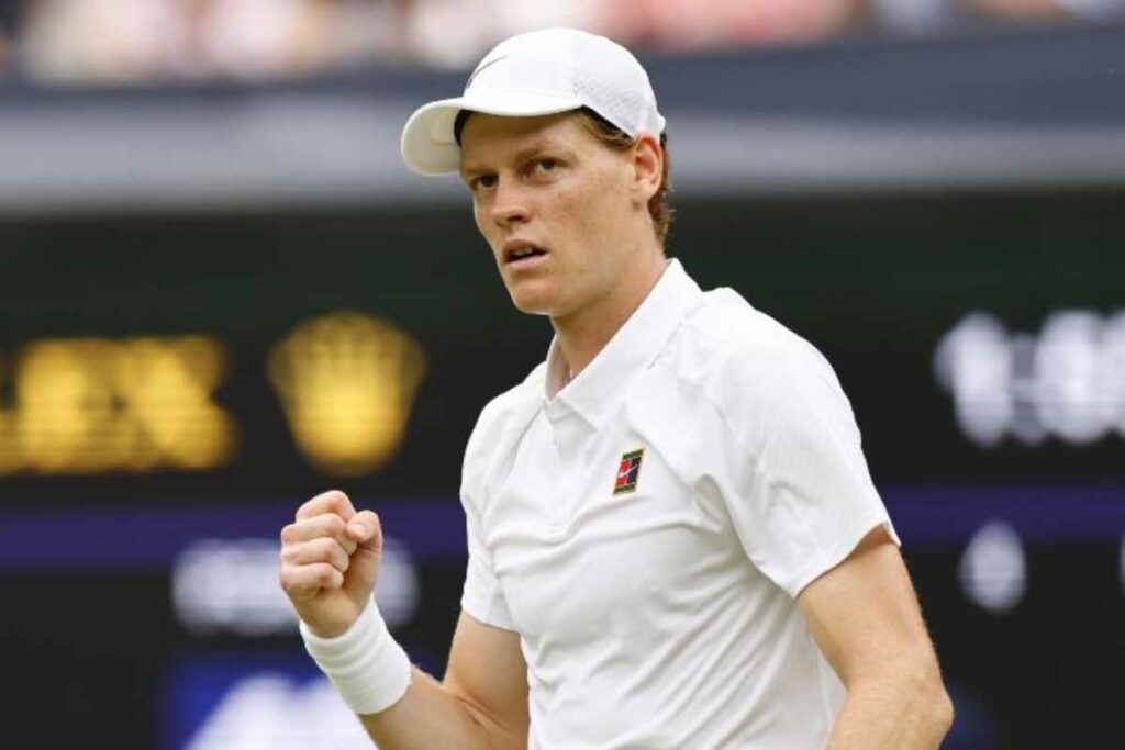 Jannik Sinner esulta con il pugno alzato dopo un punto conquistato.