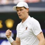 Jannik Sinner esulta con il pugno alzato dopo un punto conquistato.