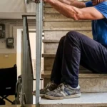 Uomo disabile a Sulmona sale le scale di un condominio trascinandosi con la forza delle braccia.