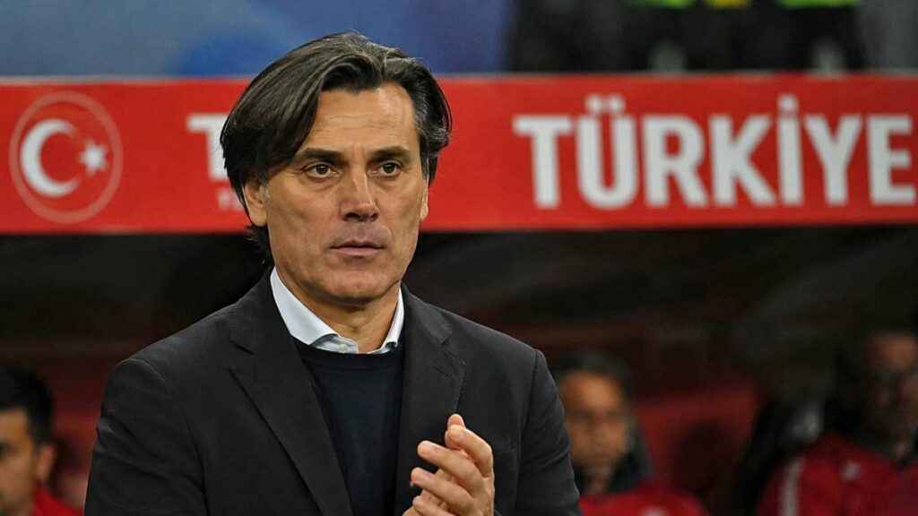Vincenzo Montella durante i Mondiali 2026 con la Turchia, espressione preoccupata a bordo campo dopo le polemiche sulla nazionale turca.
