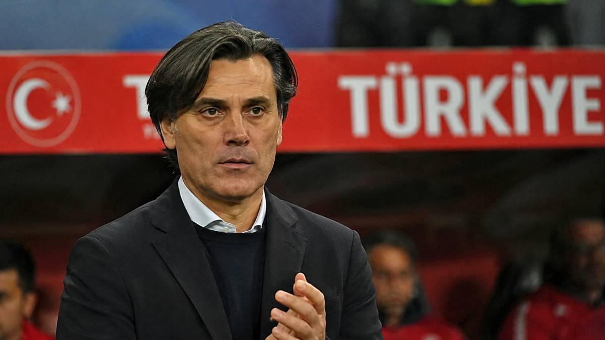 Vincenzo Montella durante i Mondiali 2026 con la Turchia, espressione preoccupata a bordo campo dopo le polemiche sulla nazionale turca.