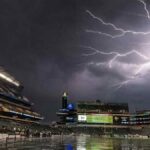 Temporale con fulmini sopra il Philadelphia Stadium prima di Francia-Iraq ai Mondiali 2026, campo bagnato e cielo minaccioso sulla città americana.