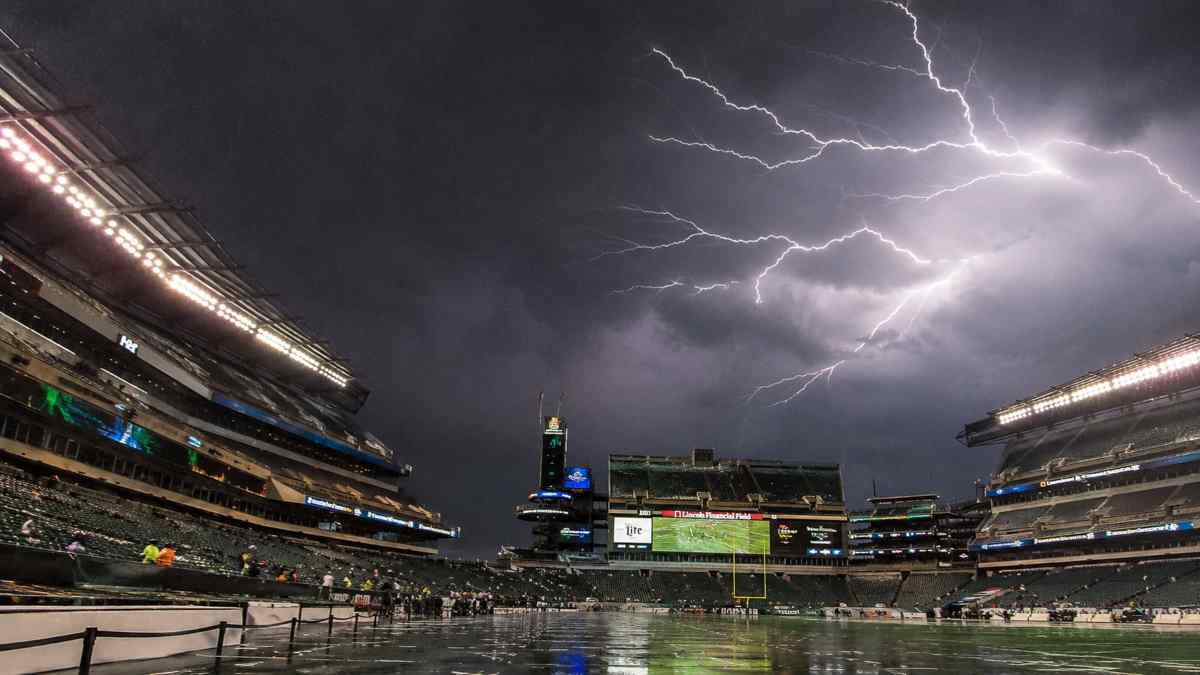 Temporale con fulmini sopra il Philadelphia Stadium prima di Francia-Iraq ai Mondiali 2026, campo bagnato e cielo minaccioso sulla città americana.