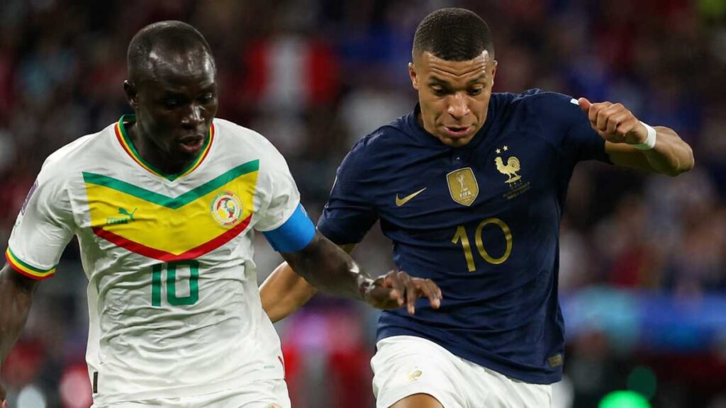 Francia-Senegal ai Mondiali 2026, duello in campo tra i Bleus e i Leoni della Teranga in uno stadio gremito e illuminato durante una partita decisiva.