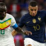 Francia-Senegal ai Mondiali 2026, duello in campo tra i Bleus e i Leoni della Teranga in uno stadio gremito e illuminato durante una partita decisiva.