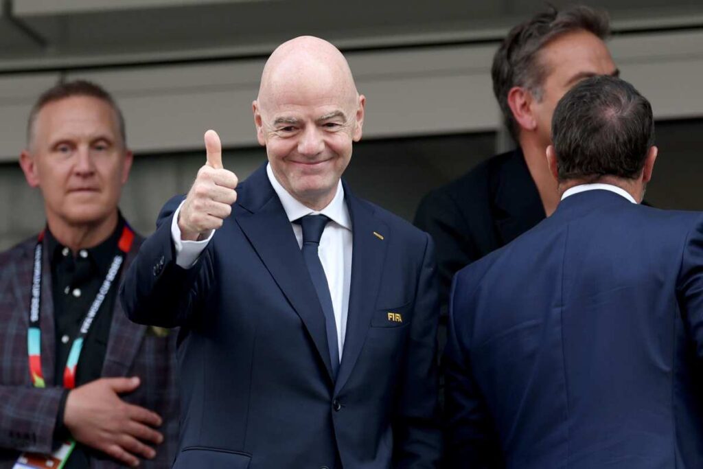 Un Gianni Infantino soddisfatto mima il gesto di ok in un incontro.