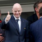 Un Gianni Infantino soddisfatto mima il gesto di ok in un incontro.