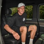 Jannik Sinner seduto in auto dopo gli accertamenti all'ospedale San Raffaele di Milano.