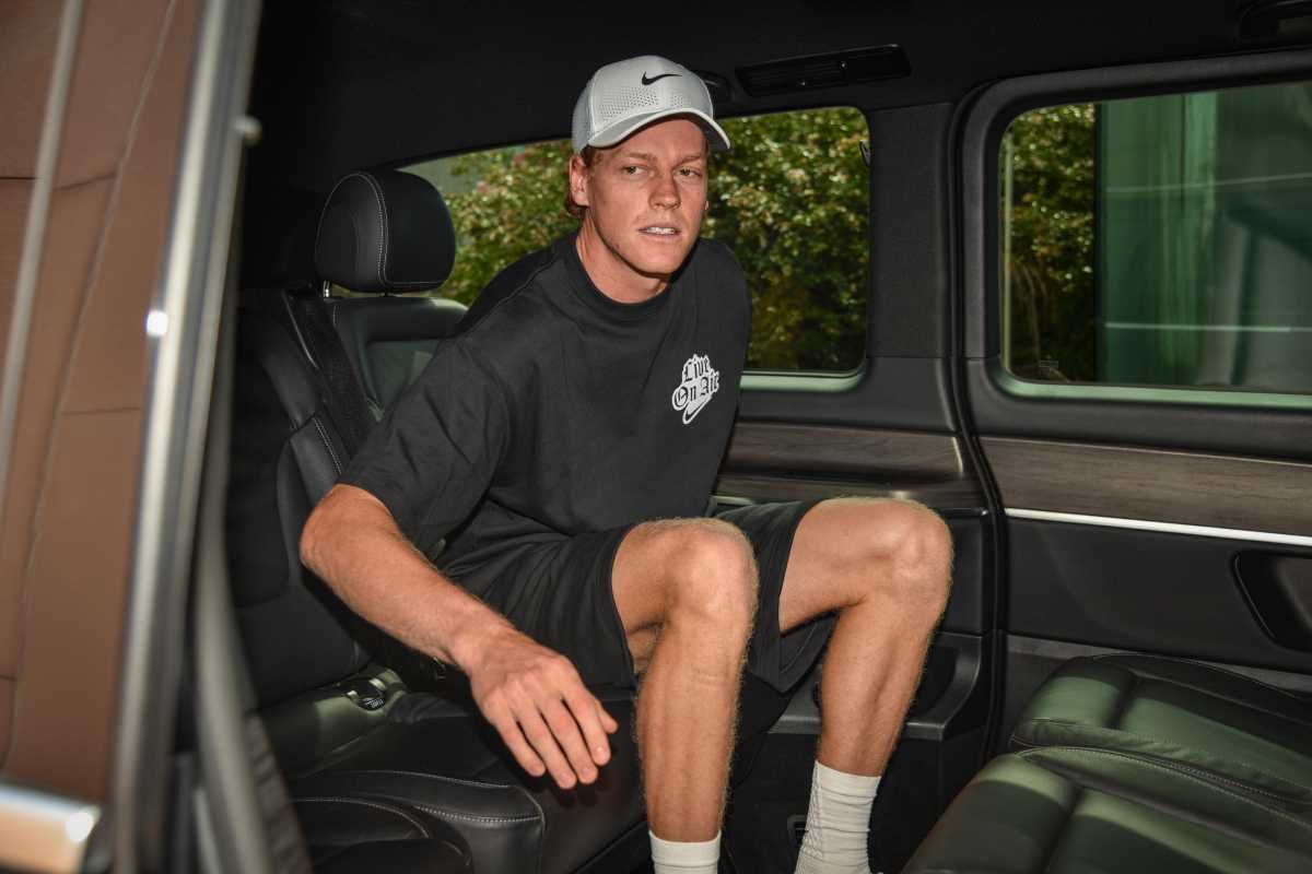 Jannik Sinner seduto in auto dopo gli accertamenti all'ospedale San Raffaele di Milano.