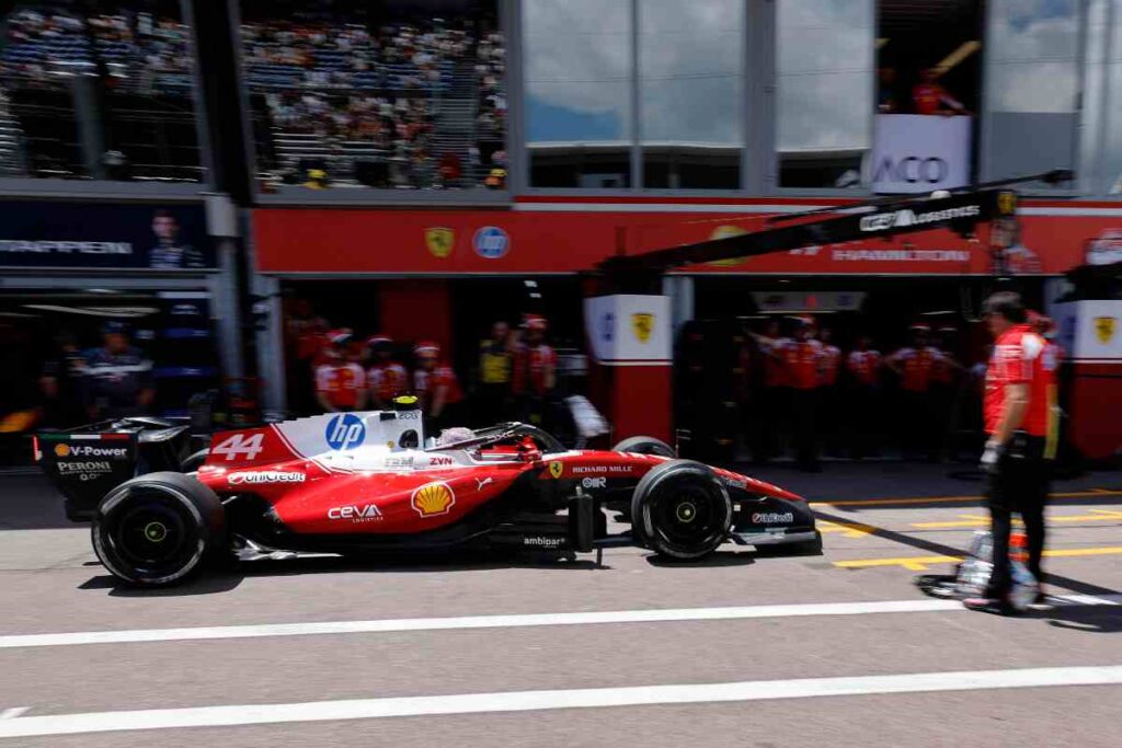 La Ferrari SF-26 di Lewis Hamilton in pit-lane sul circuito monegasco di Monte Carlo.