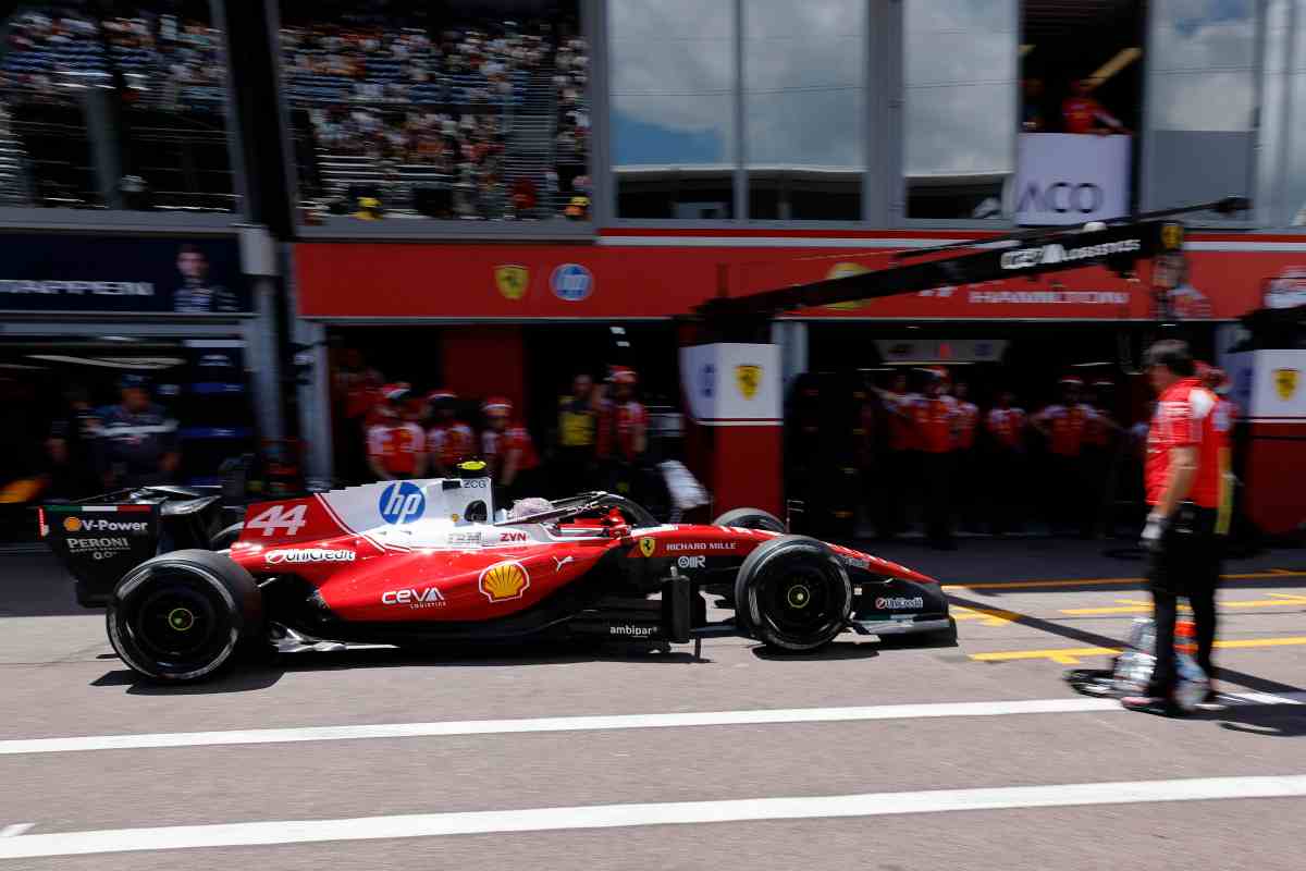 La Ferrari SF-26 di Lewis Hamilton in pit-lane sul circuito monegasco di Monte Carlo.