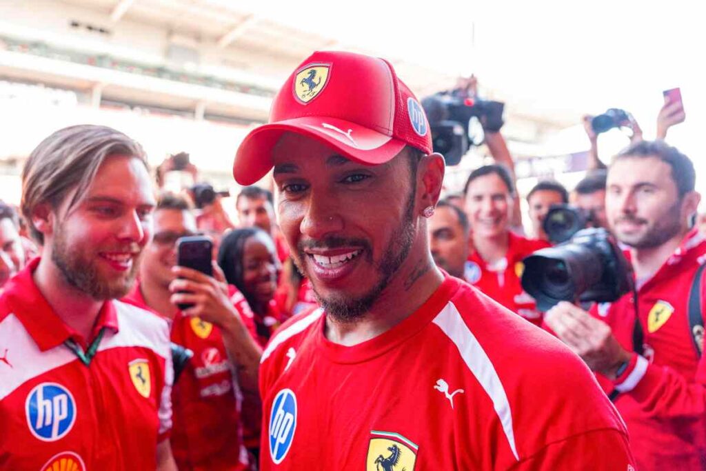 Lewis Hamilton sorridente in tenuta Ferrari dopo la sua vittoria a Barcellona.