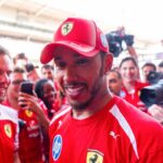 Lewis Hamilton sorridente in tenuta Ferrari dopo la sua vittoria a Barcellona.