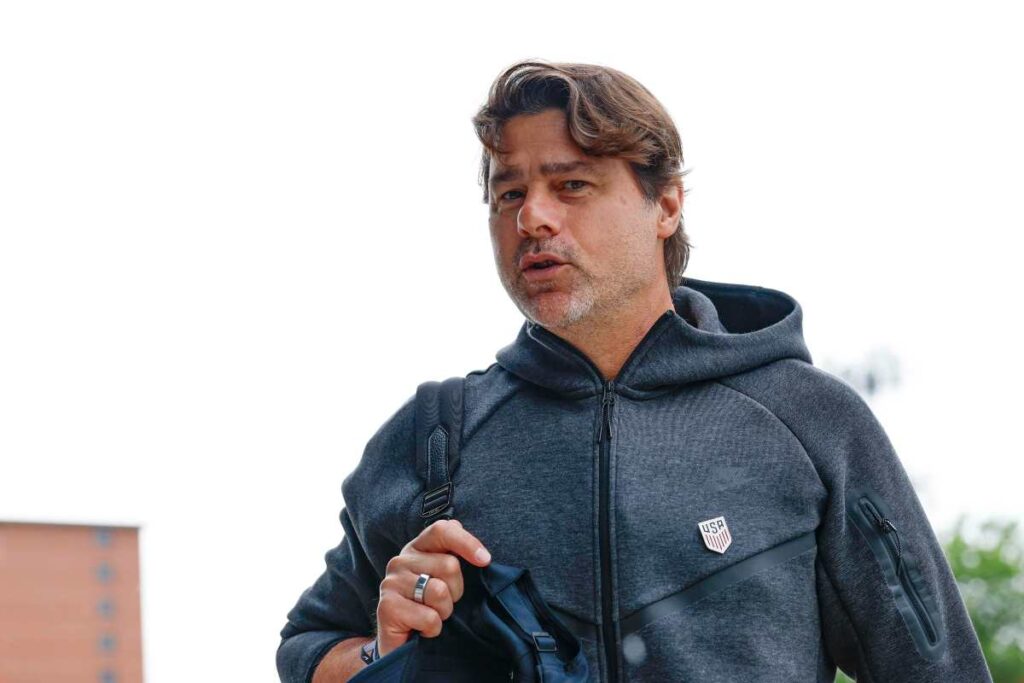 Coach Mauricio Pochettino con una felpa degli Stati Uniti di cui è il commissario tecnico.