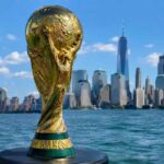 Mondiali 2026, stadio gremito durante la partita inaugurale tra luci, tifosi e atmosfera della Coppa del Mondo FIFA in Nord America.