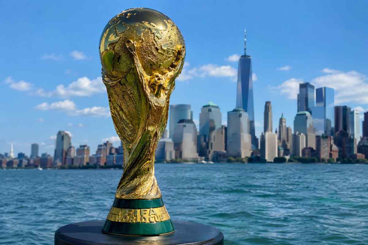 Mondiali 2026, stadio gremito durante la partita inaugurale tra luci, tifosi e atmosfera della Coppa del Mondo FIFA in Nord America.